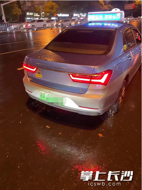 送还乘客遗落的手机，的哥收200元！结果……