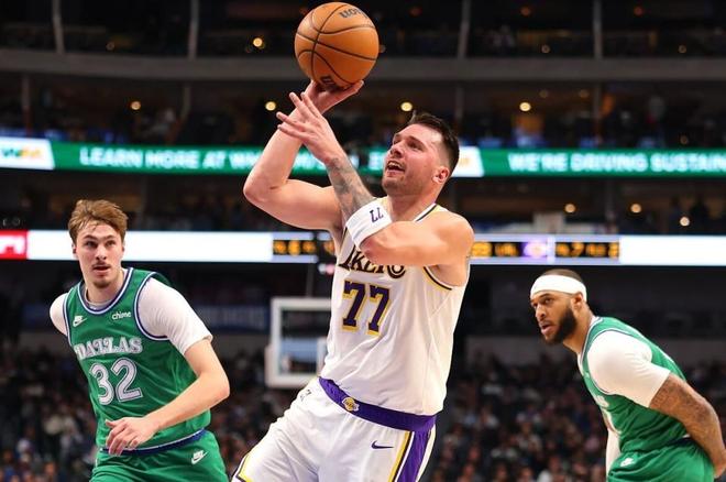 东契奇轰33+8+11迎里程碑！湖人双杀独行侠 詹姆斯17分艾顿16中4