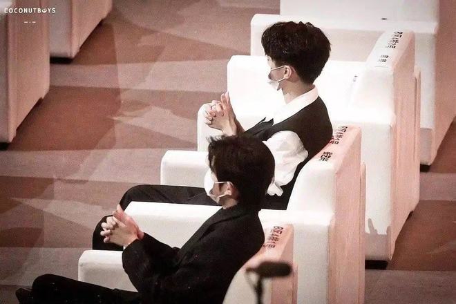 杨幂和杨紫当众聊私密话题,王源在中间羞红了脸,不知道往哪看