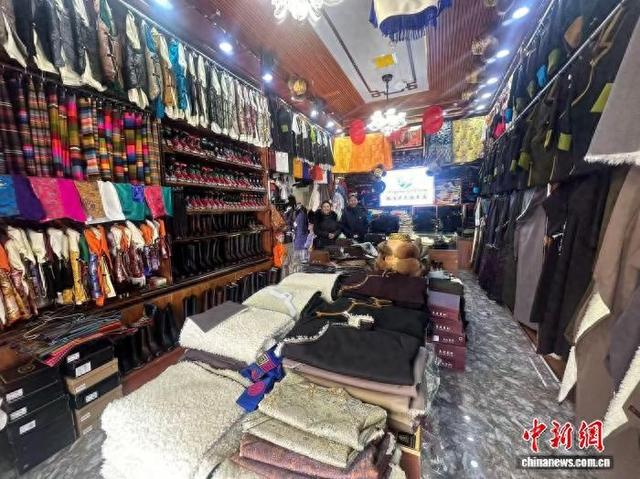 图为农行客户经理在嘎珍的服装店内提供上门服务。受访单位 供图