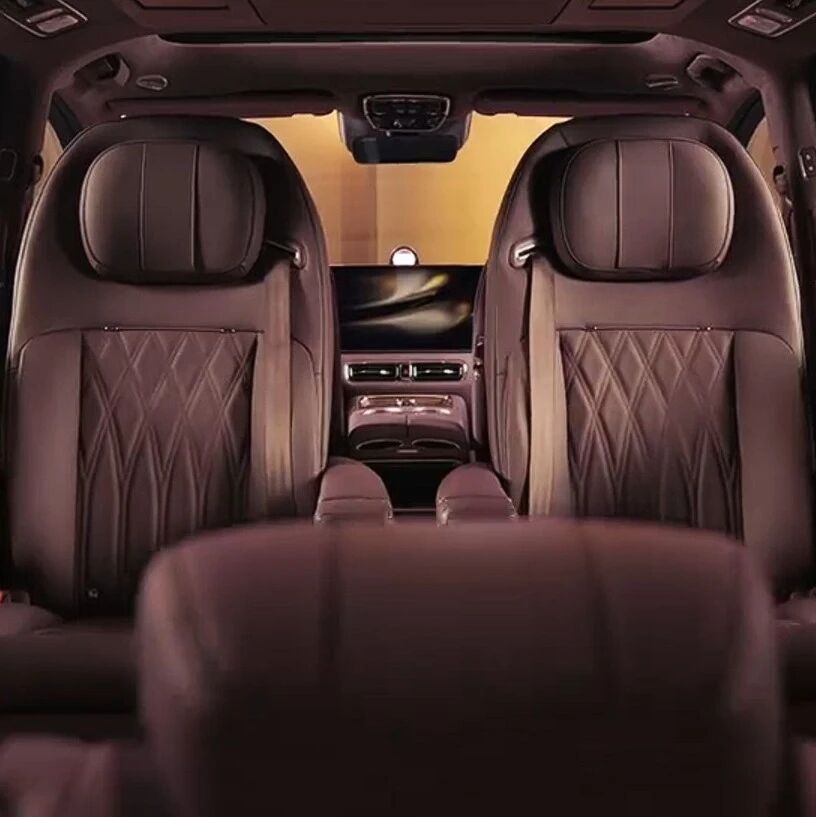 智界V9内饰首次曝光，余承东官宣其首发全新“绒霞紫”内饰，搭配“辉光紫”外观