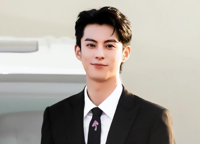 金鸡奖红毯:周深招手可爱,朱一龙亮相两次,刘德华、吴京同框!