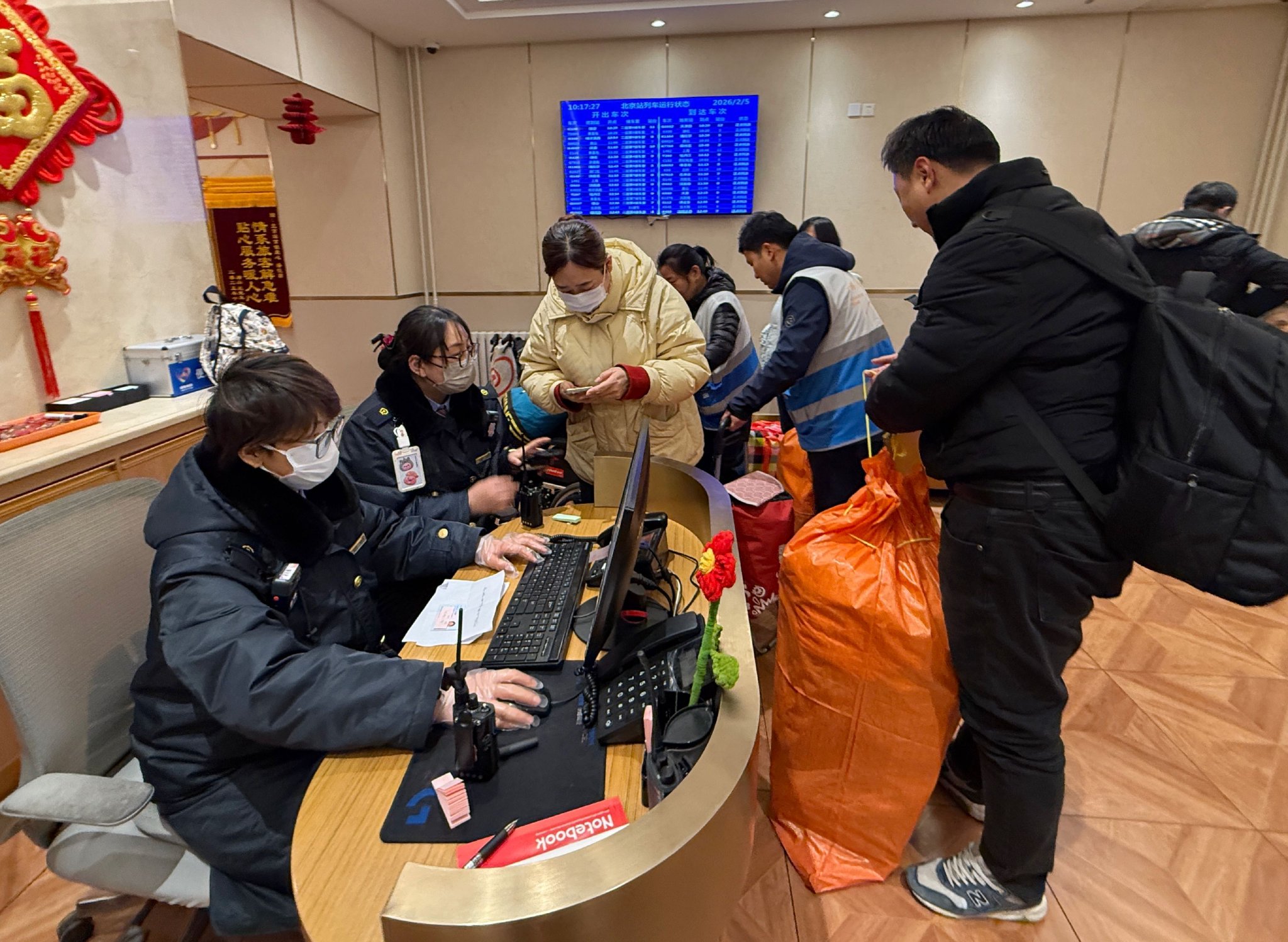 京鐵愛心服務組客運員蔣文思、王雨晴正在接待重點旅客。新京報記者 王貴彬 攝