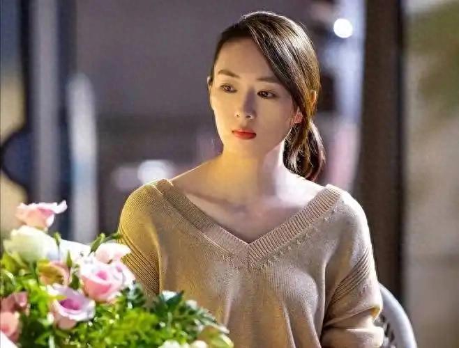 40岁童瑶罕秀恩爱，和富商老公云南旅游，夫妻俩穿藏服吃浪漫晚餐