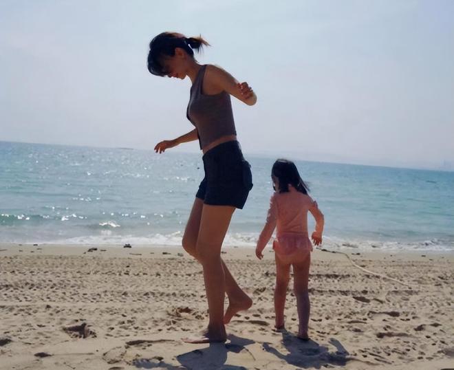 卢靖姗晒母子三人海边照，二胎产后3个月状态好，3岁女儿长腿抢镜