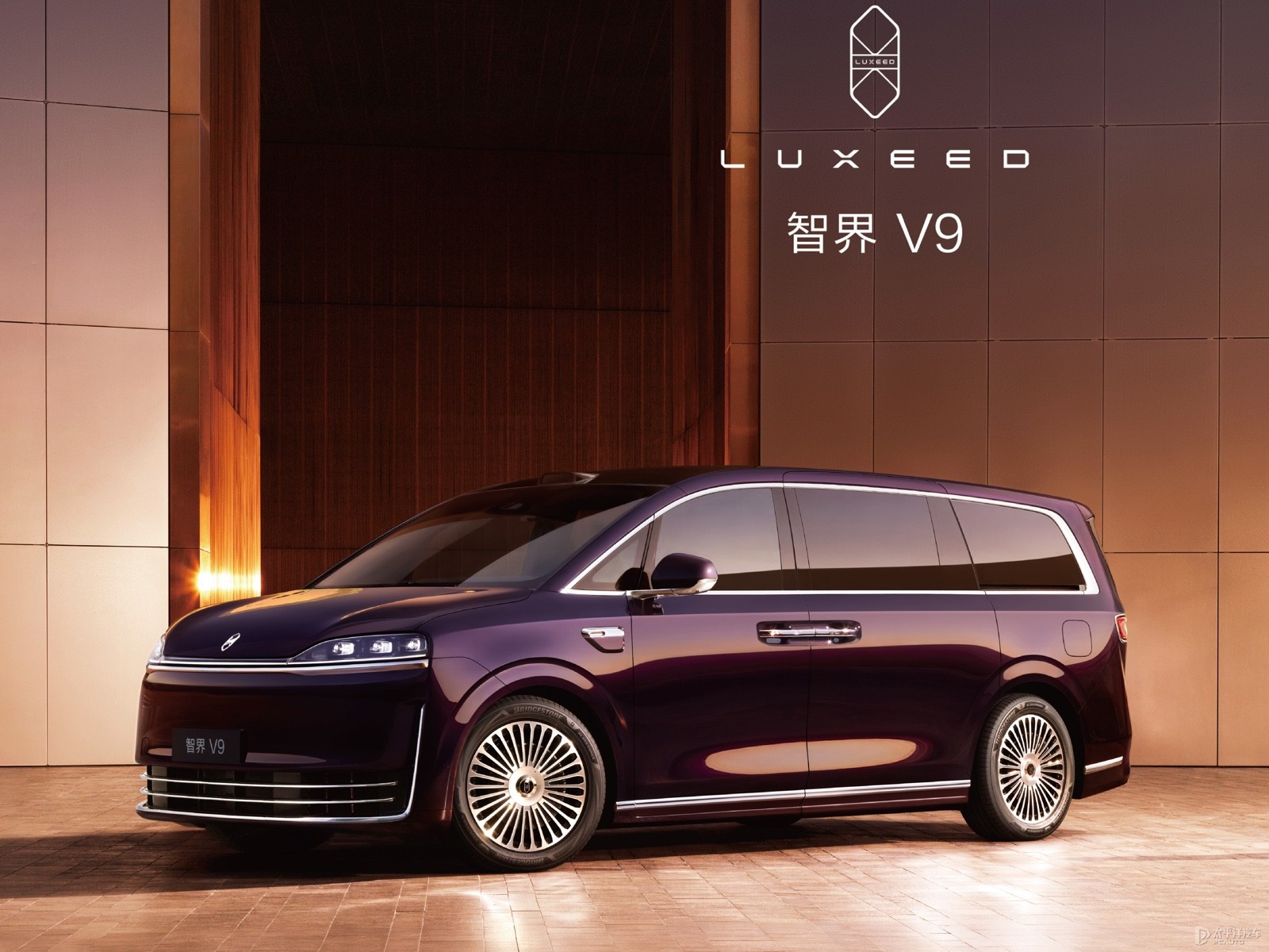 智界V9内饰首发 二排双零重力旋转座椅 将于春天发布