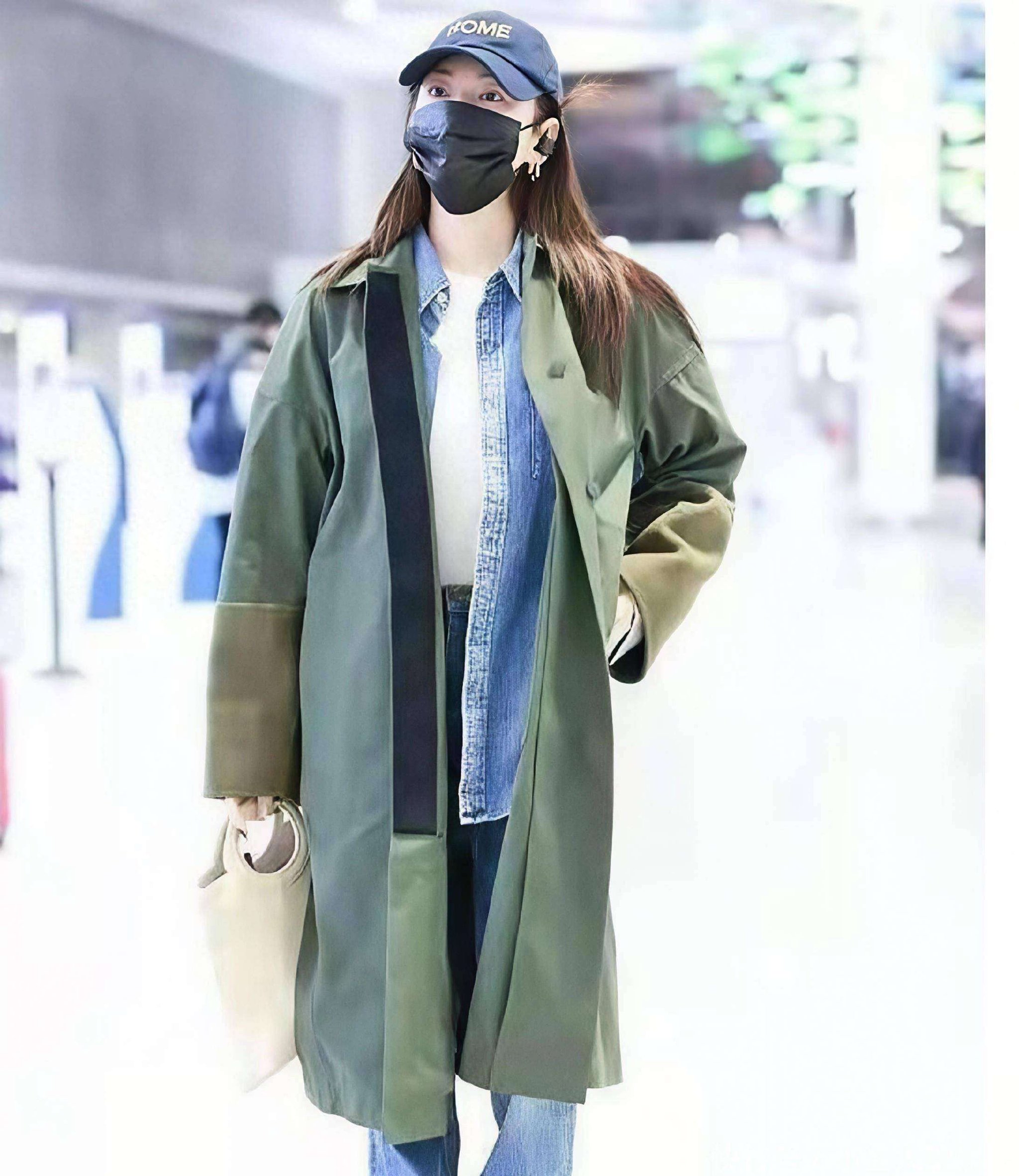 张雨绮的冬日时尚教科书：工装棉服配喇叭牛仔裤，轻松拿捏高级感