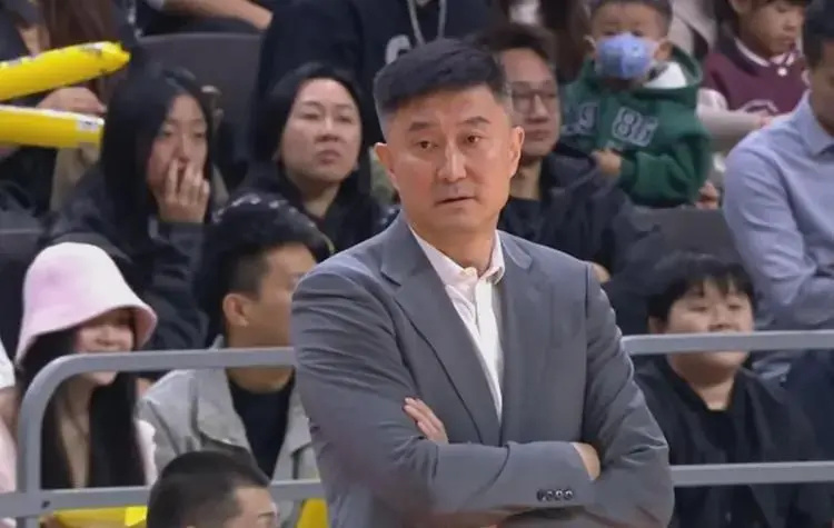 10分差距！广东84-94崩盘，杜锋场边喊“弄伤他”，外援联名控诉CBA要查