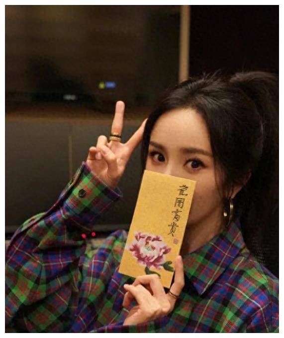 温暖互动!杨幂晒惠英红礼物,揭秘友情的打动人心