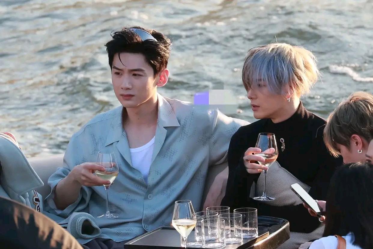 白敬亭王嘉尔亮相男装周拥抱贴贴,非常帅气养眼!