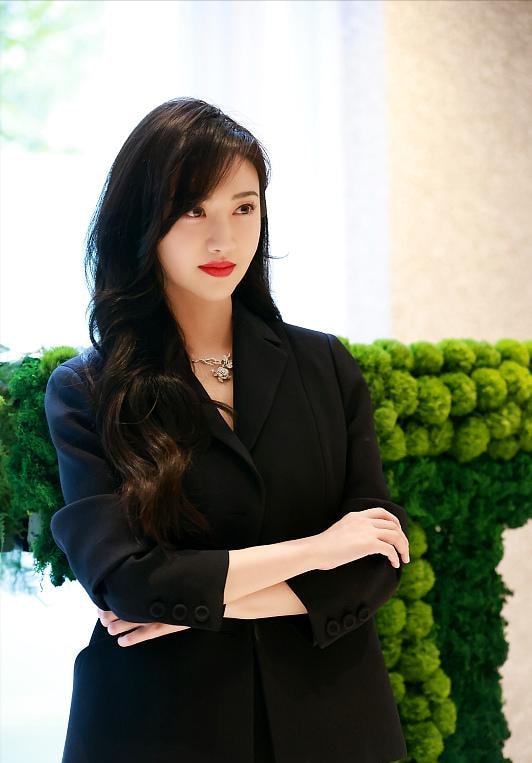 景甜突然瘦好多，圆润感没了满脸冷艳范儿，财阀太太既视感