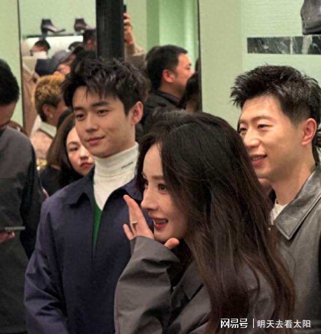 杨幂资源升级，prada女王惊艳全场，张艺谋新电影春节上映