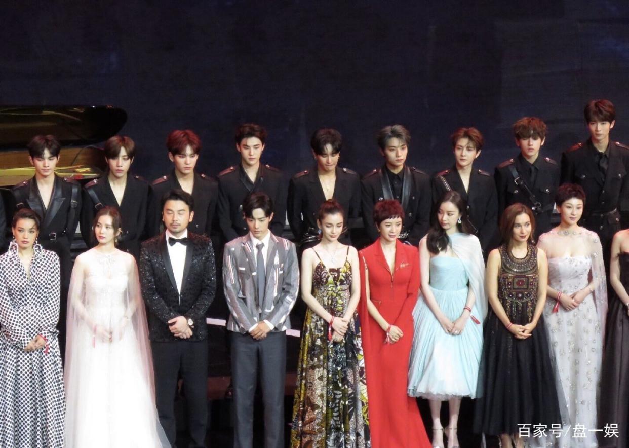 时尚芭莎晚会大合照没人敢站“c位”?雷佳音和肖战:不敢动