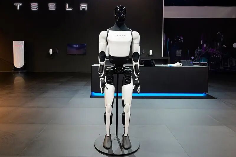 马斯克:特斯拉可能会在明年年底前开始向公众销售其人形机器人