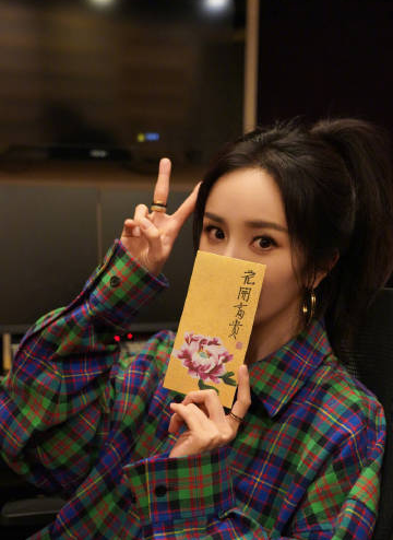 杨幂收到惠英红亲手画的葫芦和红包,真的太幸福啦!两人感情好好呀!