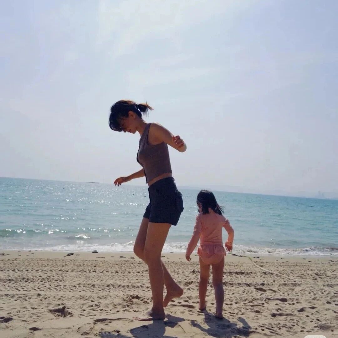 演员卢靖姗首次晒出与韩庚的一双儿女，分享母子三人在海边度假的温馨画面，配文：在海边走走，一切好像都能被治愈