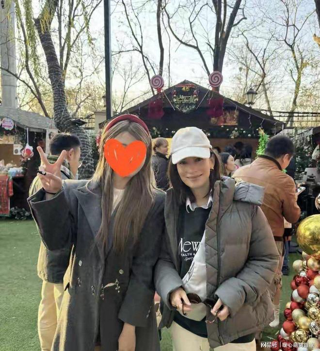 40岁卢靖姗三元桥被偶遇！二胎产后素颜接地气，怕冷仍敬业开工