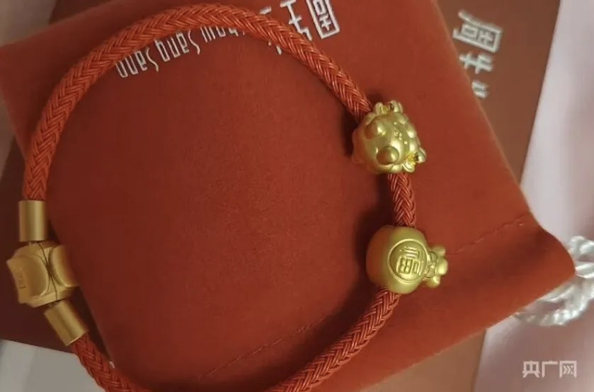 李女士在周生生购买的金饰