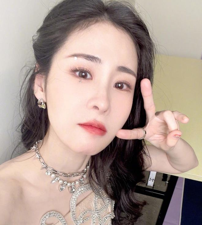 张碧晨2021年尾晒美照，重点圈出新做的美甲，满眼都是欢喜