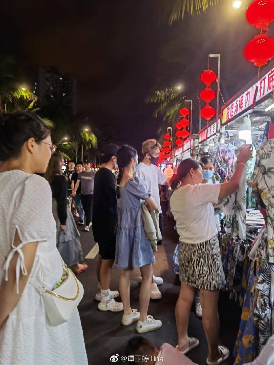 郭麒麟周也曾舜晞海南逛夜市被偶遇 清凉夏装打扮好惬意