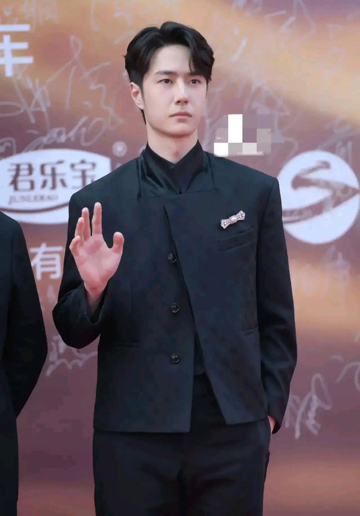 王一博华表奖红毯生图,中式立领西装绅士儒雅,风头盖过刘德华