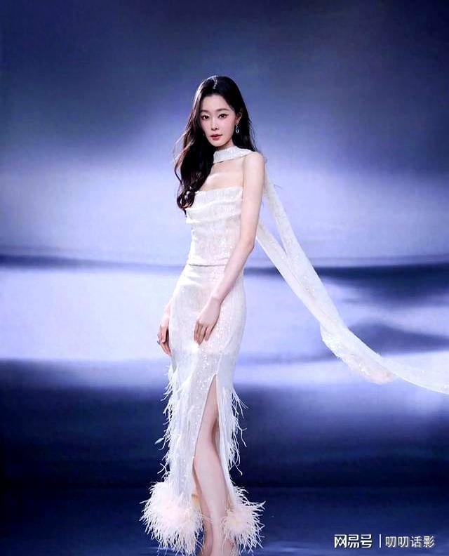 宋轶一袭白裙,把星空穿在了身上