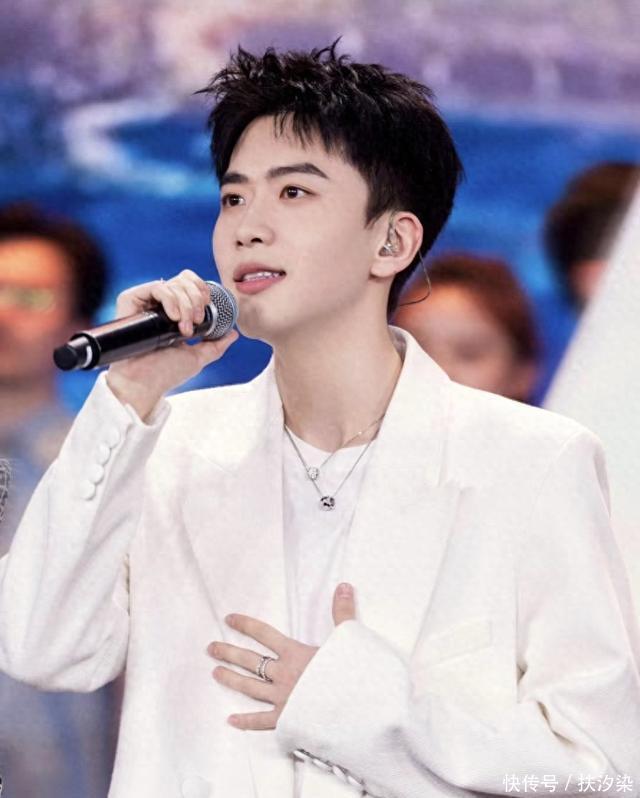 费启鸣多才多艺全能偶像男演员,全面发展自己的事业。