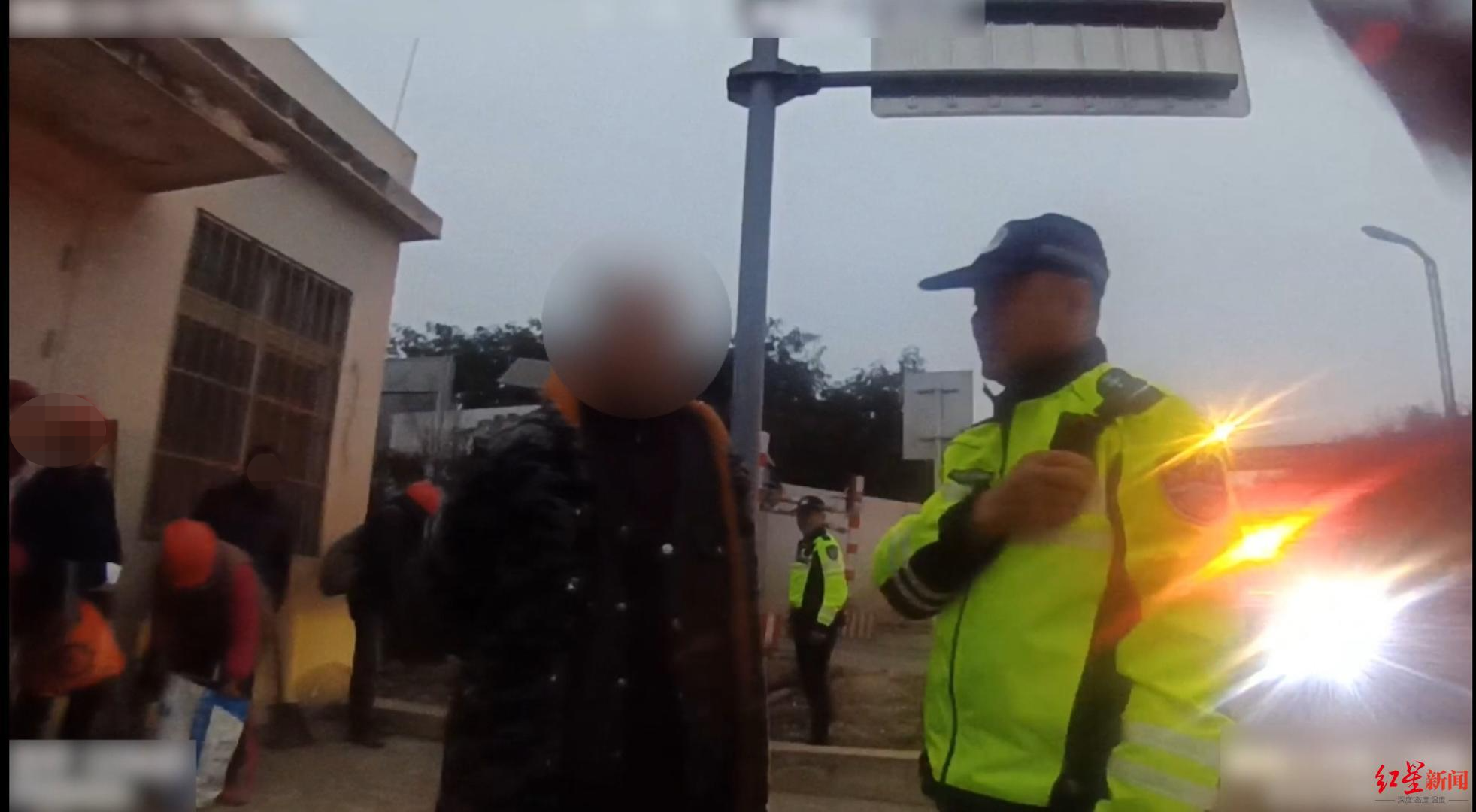 客车核载6人实载24人被查！司机系包工头，拉人去工地干活 面临多项处罚