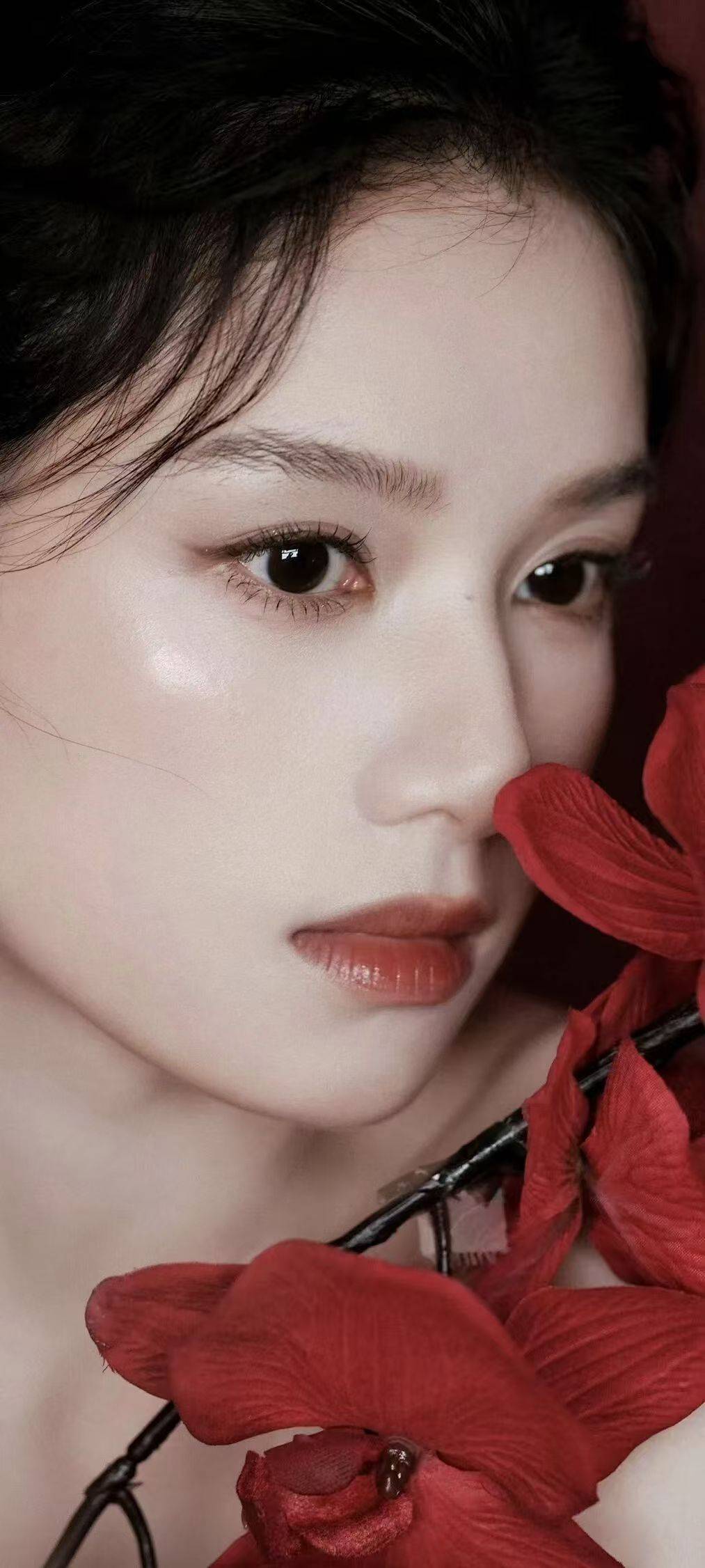 张婧仪：红墙黑裙里的氛围感美人