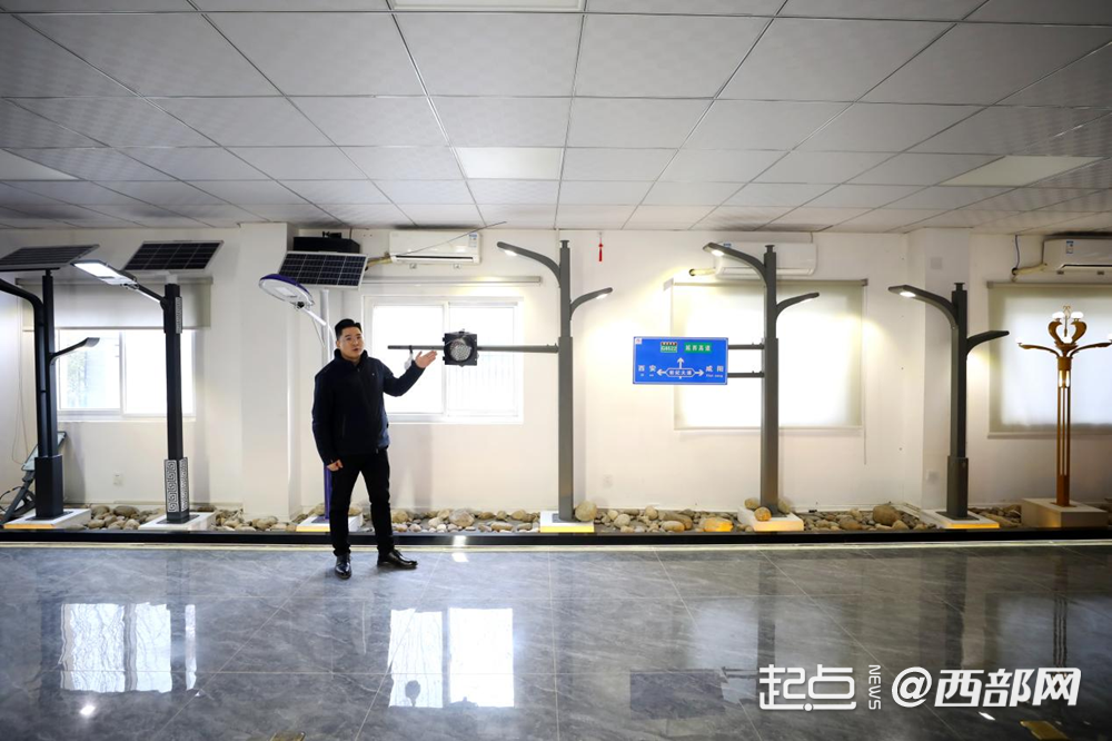 展厅内，形式多样的路灯赋能城市精细化管理。