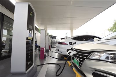 超充+換電 新能源汽車補能“雙軌並行”