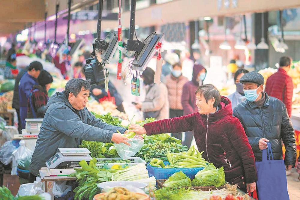 市民购买新鲜的蔬菜。