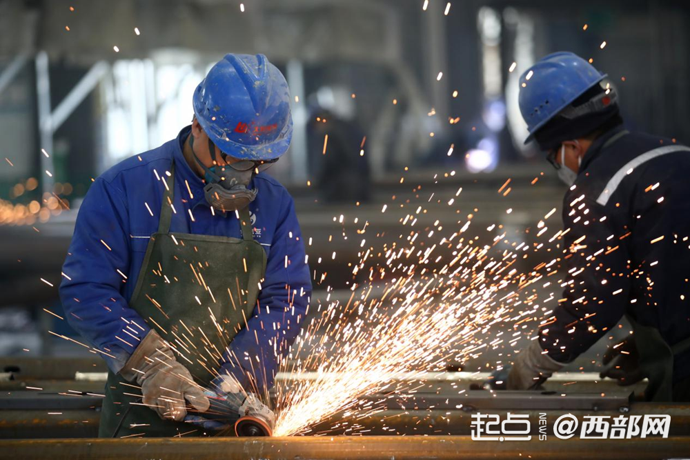 车间内，工人们正在焊接景观路灯。