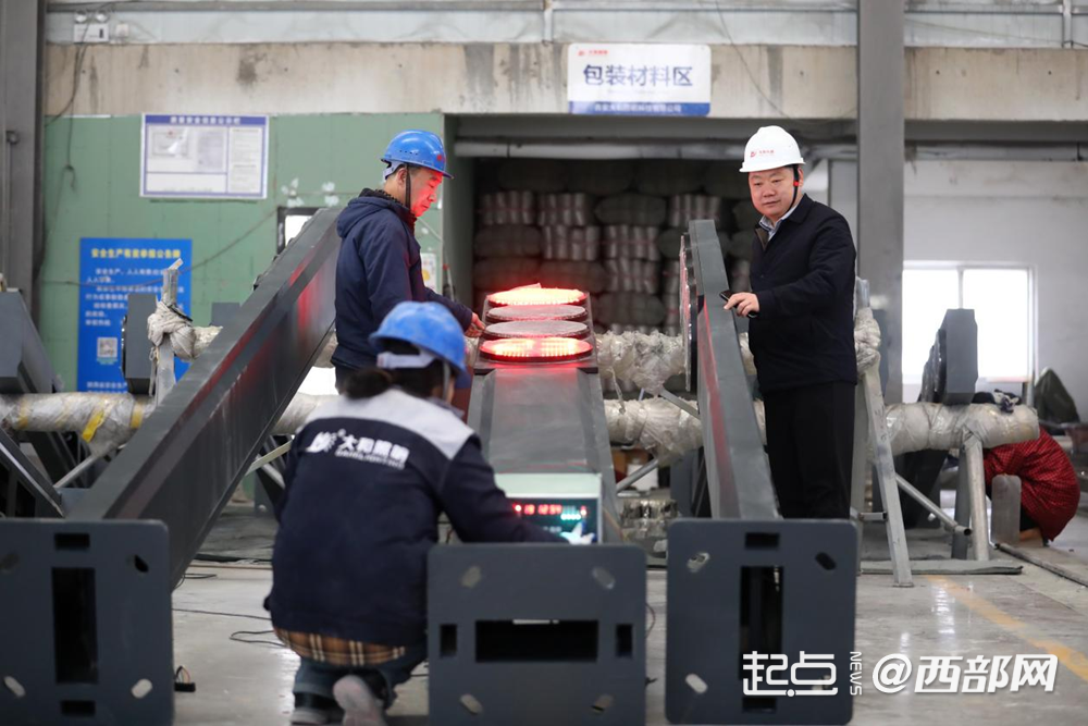 车间内，工人们正在对信号灯进行调试。