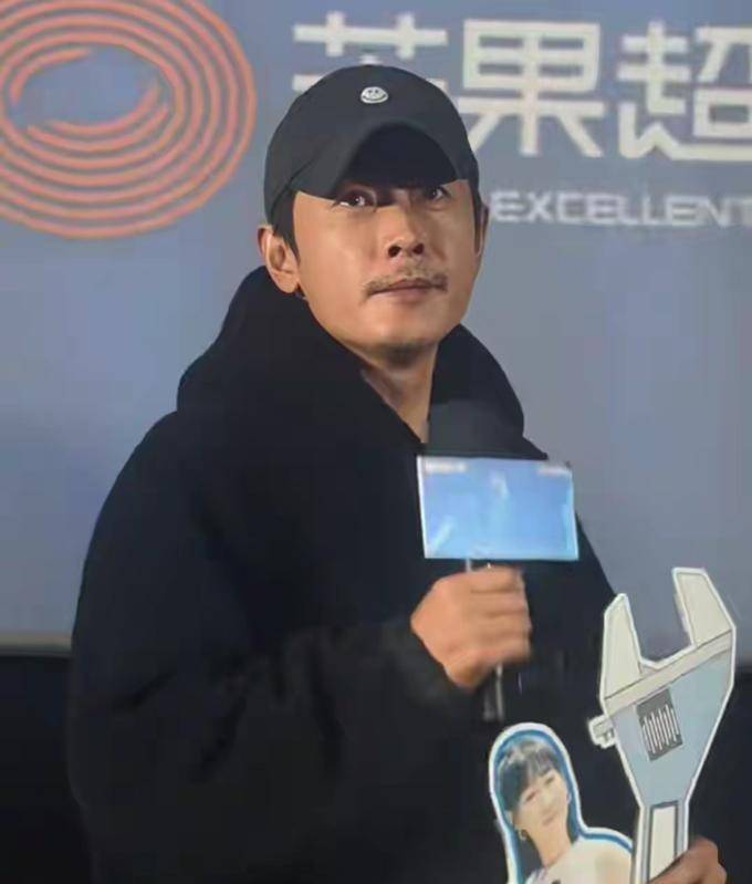 罗晋现身上海参加活动，状态回归帅气依旧，与陈妍希同框好养眼