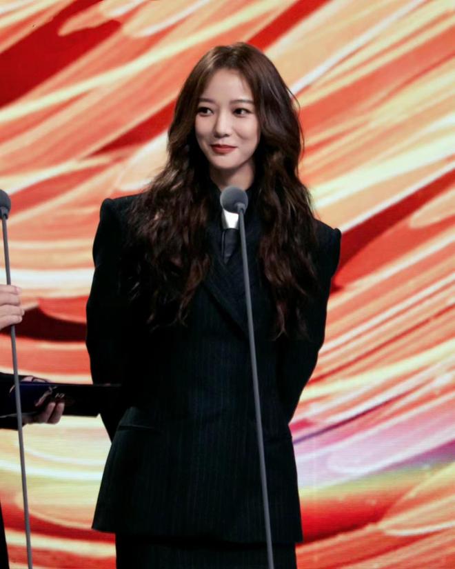 王珞丹条纹西装亮相金鹰节，烫波浪卷长发，女神范十足！