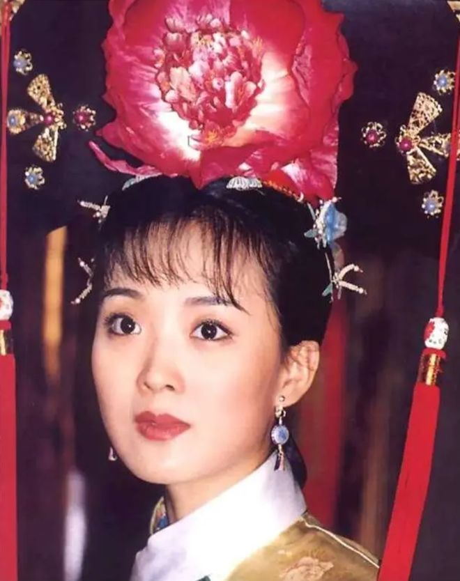 王艳彻底放飞！穿碎花裙楼顶拍照美回20岁，故宫都成她拍照背景板