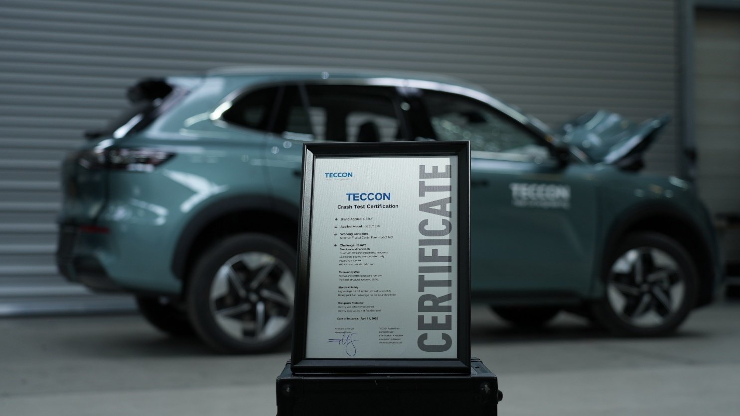 吉利银河E5成功挑战50km/h正面中心柱碰撞测试