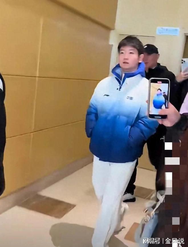 国乒新动态:莎莎何卓佳开心上训,马龙飞宁波,周启豪林高远同框