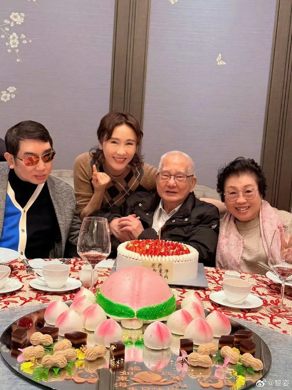 黎姿为爸爸庆祝88岁生日，和家人同框画面温馨，笑容满面很幸福