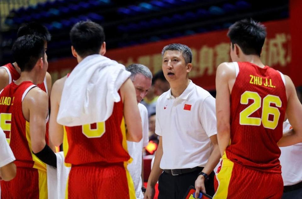 中国男篮官宣18人集训名单！胡明轩领衔张宁首次入选，周琦赵继伟缺席_新闻