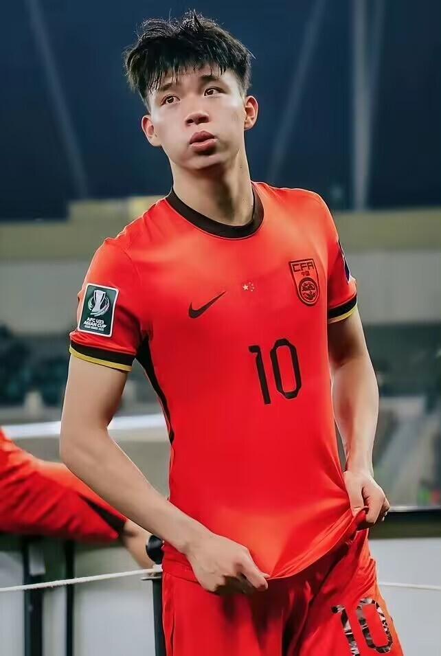 王钰栋拒绝了德甲合同！月薪5000欧元，王钰栋父亲：踢不上球