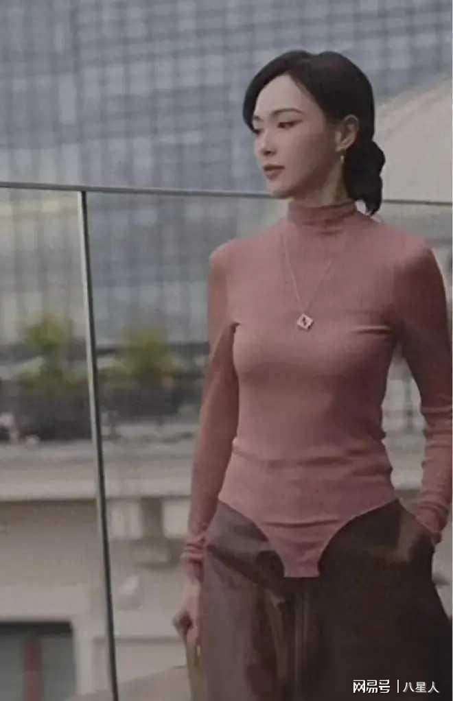 唐嫣在国外很豪放!穿连体衣下面不系扣,前后遮羞帘放飞自我太辣眼