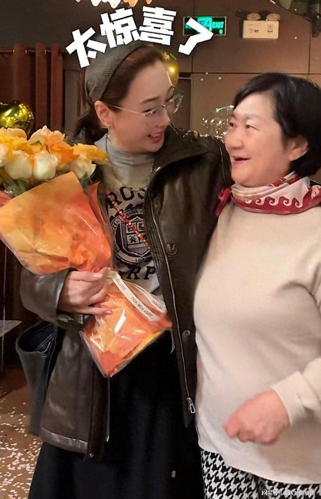严屹宽老婆41岁生日，夫妻俩甜蜜亲脸，婆婆送杜若溪万元大红包