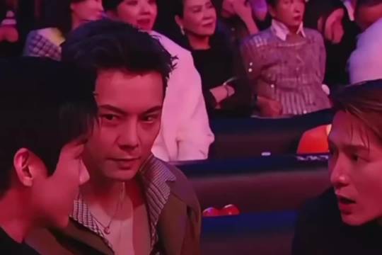 白敬亭王嘉尔把陈伟霆当桌子热聊，网友调侃陈桌冷静