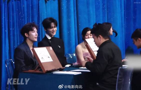 微博之夜，红毯和互动环节的鲜活安宇