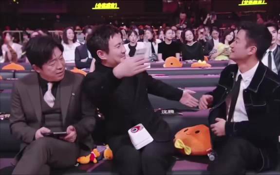 微博之夜名场面！吴京沈腾隔空拥抱！