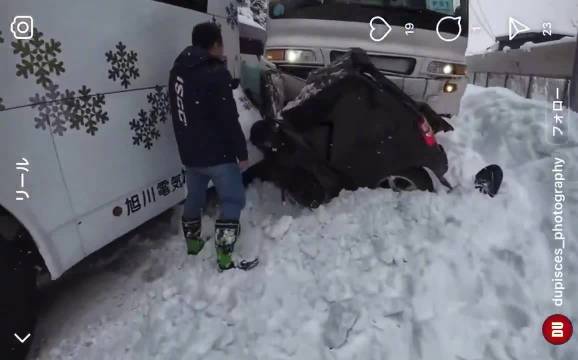 日本大巴冰雪路失控夹击微型车，路人救援无人死亡