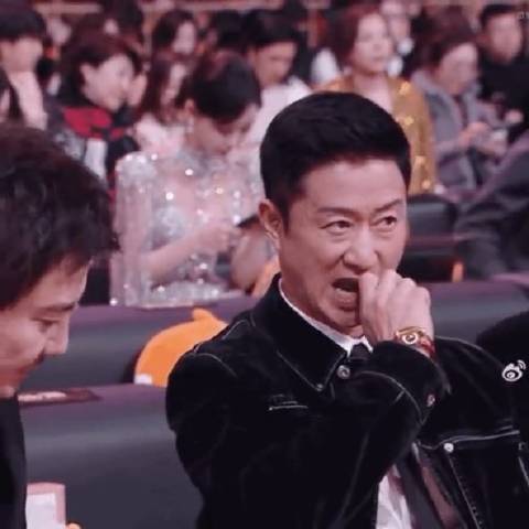 吴京擦唇膏：战狼的嘴，也得好好护着