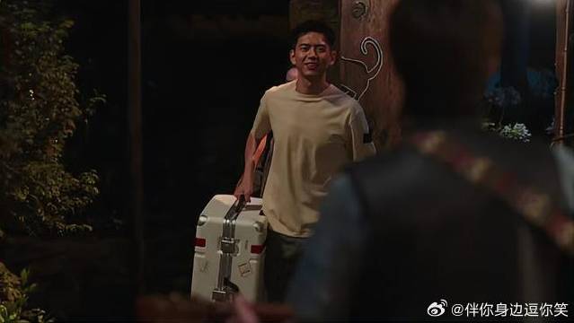 小院迎来新房客，老胡欢喜迎接，看到来人瞬间傻眼